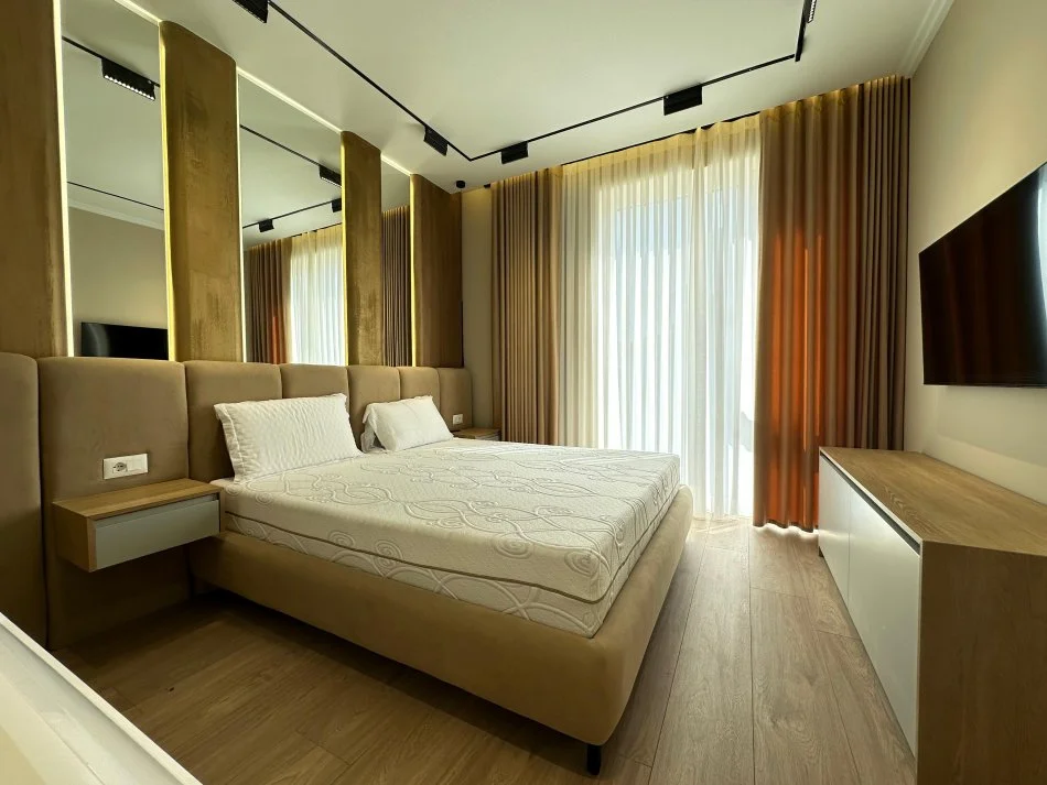 Tirane, jepet me qera apartament 3+1+Ballkon Kati 1, 140 m² 2.000 € (Liqeni i Thate)