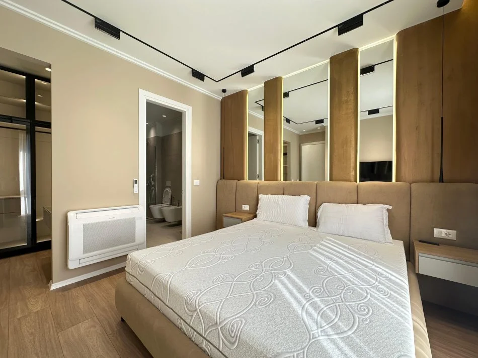 Tirane, jepet me qera apartament 3+1+Ballkon Kati 1, 140 m² 2.000 € (Liqeni i Thate)