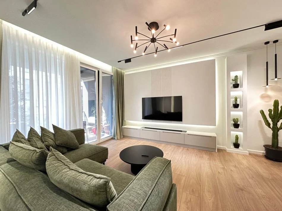 Tirane, jepet me qera apartament 3+1+Ballkon Kati 1, 140 m² 2.000 € (Liqeni i Thate)