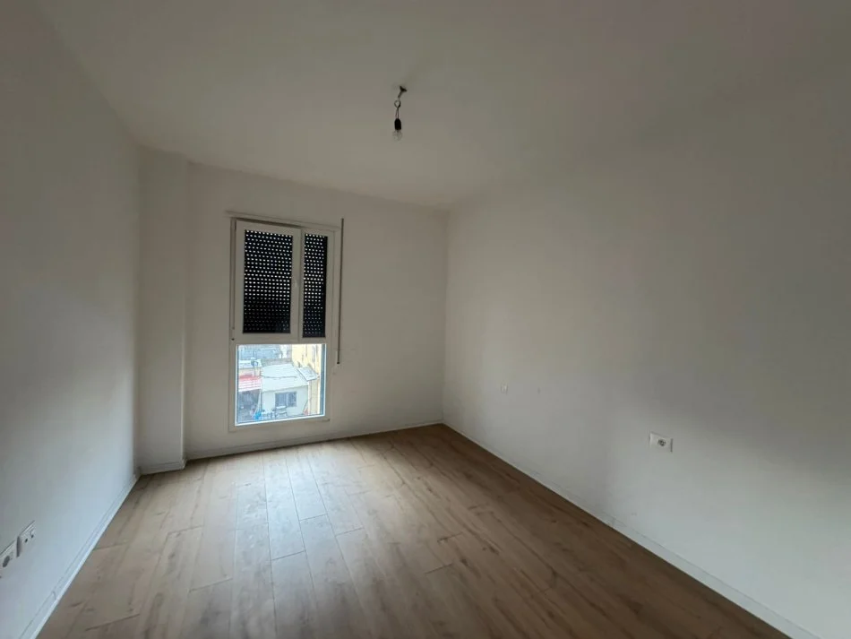 Tirane, jepet me qera apartament 2+1 Kati 2, 580 € 
