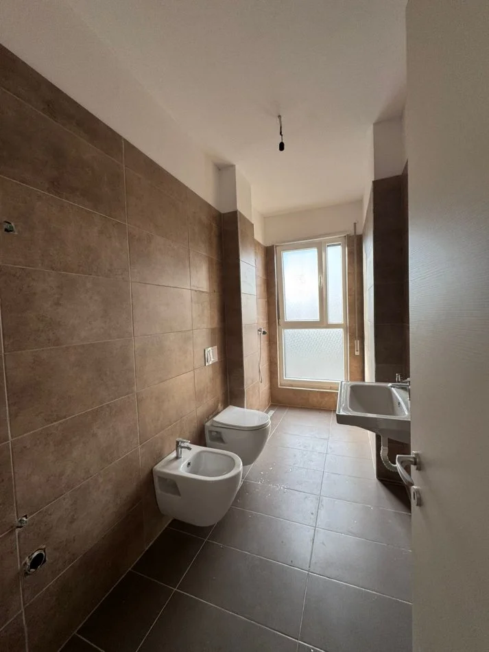 Tirane, jepet me qera apartament 1+1 Kati 8, 550 € 