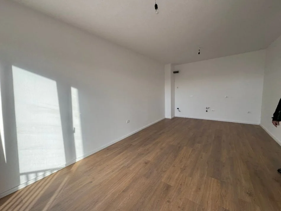 Tirane, jepet me qera apartament 1+1 Kati 8, 550 € 