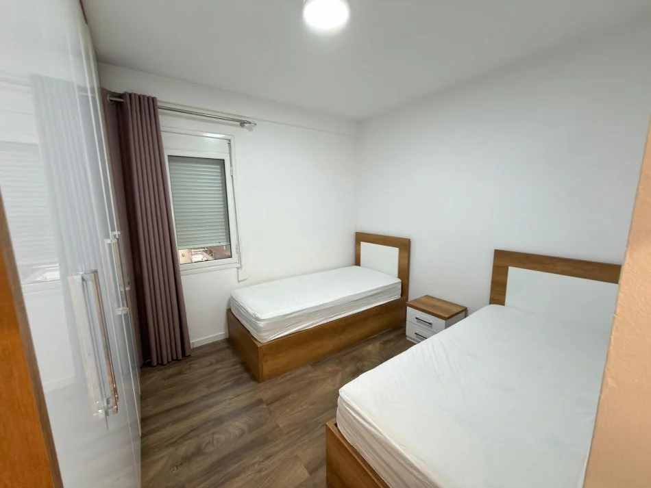 Tirane, jepet me qera apartament 2+1 Kati 4, 600 € 