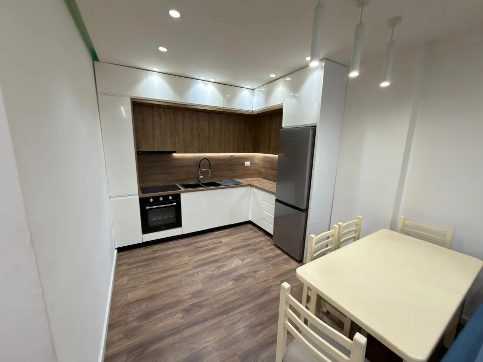 Tirane, jepet me qera apartament 2+1 Kati 4, 600 € 