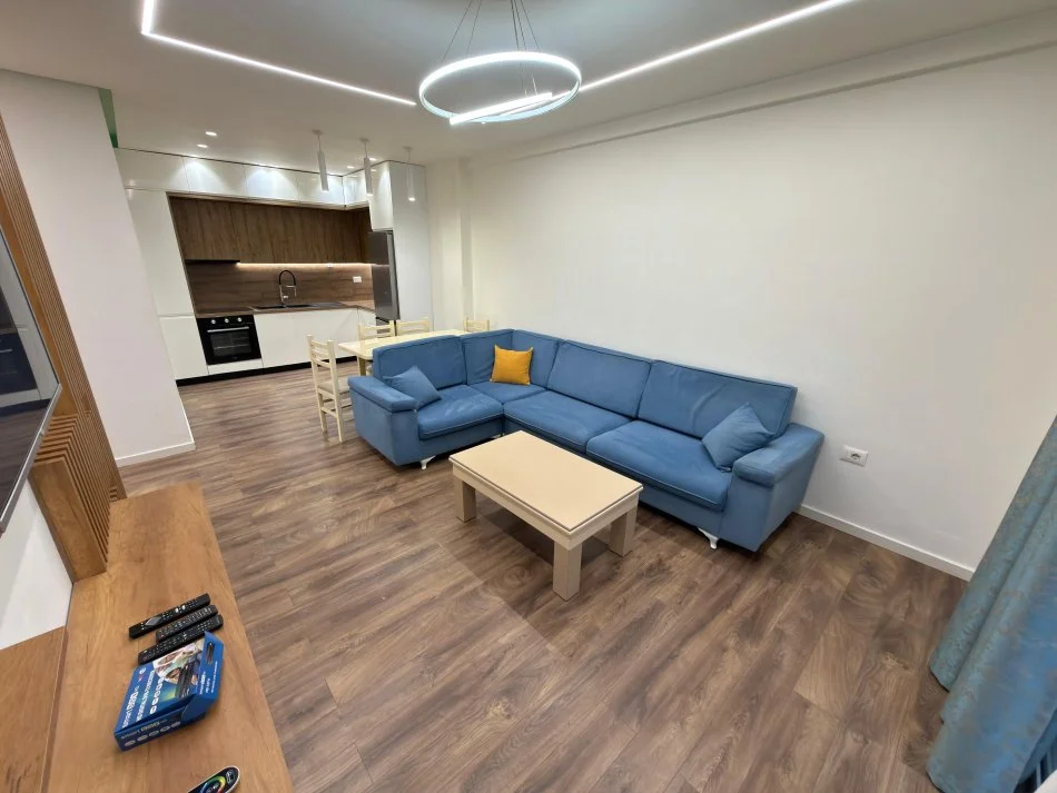 Tirane, jepet me qera apartament 2+1 Kati 4, 600 € 