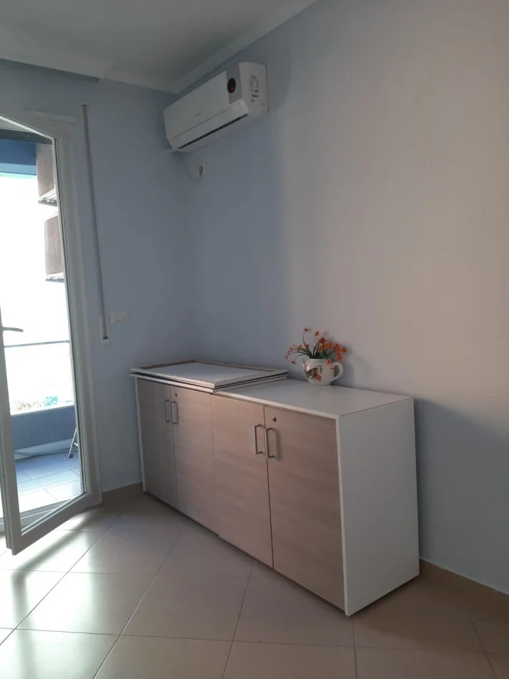 Tirane, jepet me qera apartament 2+1+Ballkon Kati 2, 98 m² 700 € (Toptani)