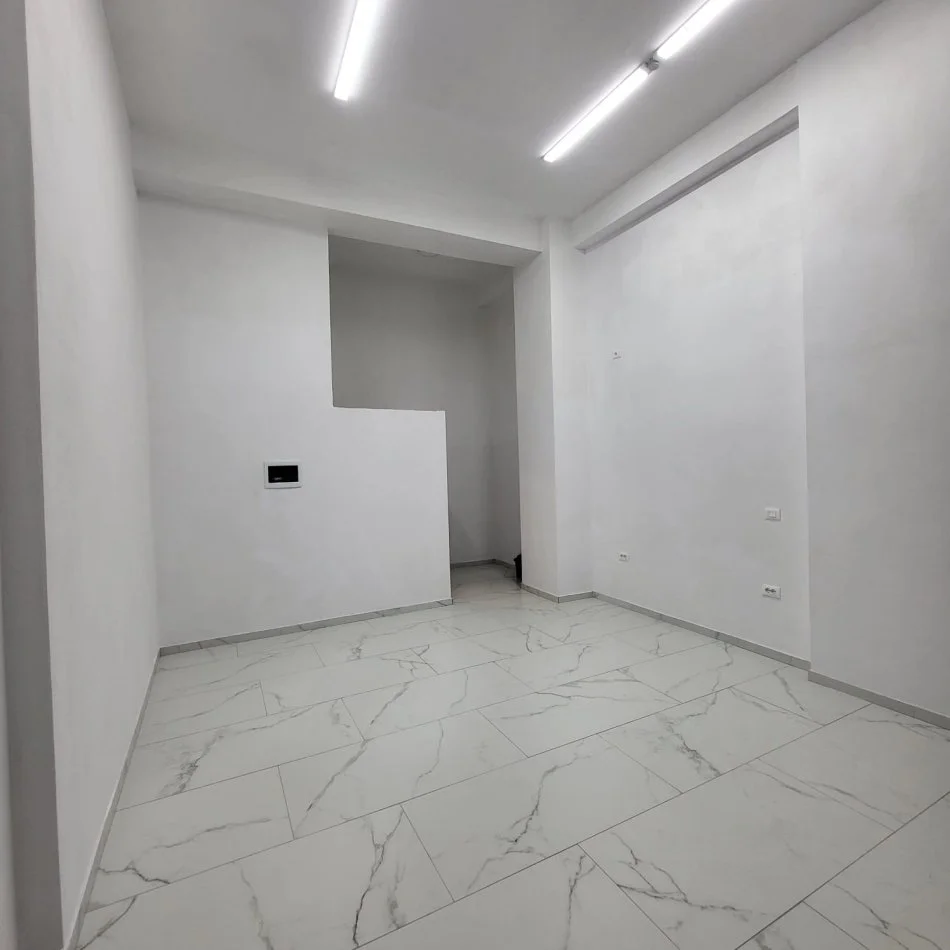 Tirane, jepet me qera dyqan Kati 0, 35 m² 650 € 