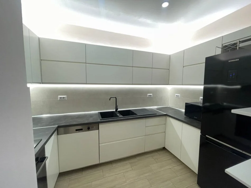 Tirane, jepet me qera apartament 2+1 , 100 m² 1.000 € 