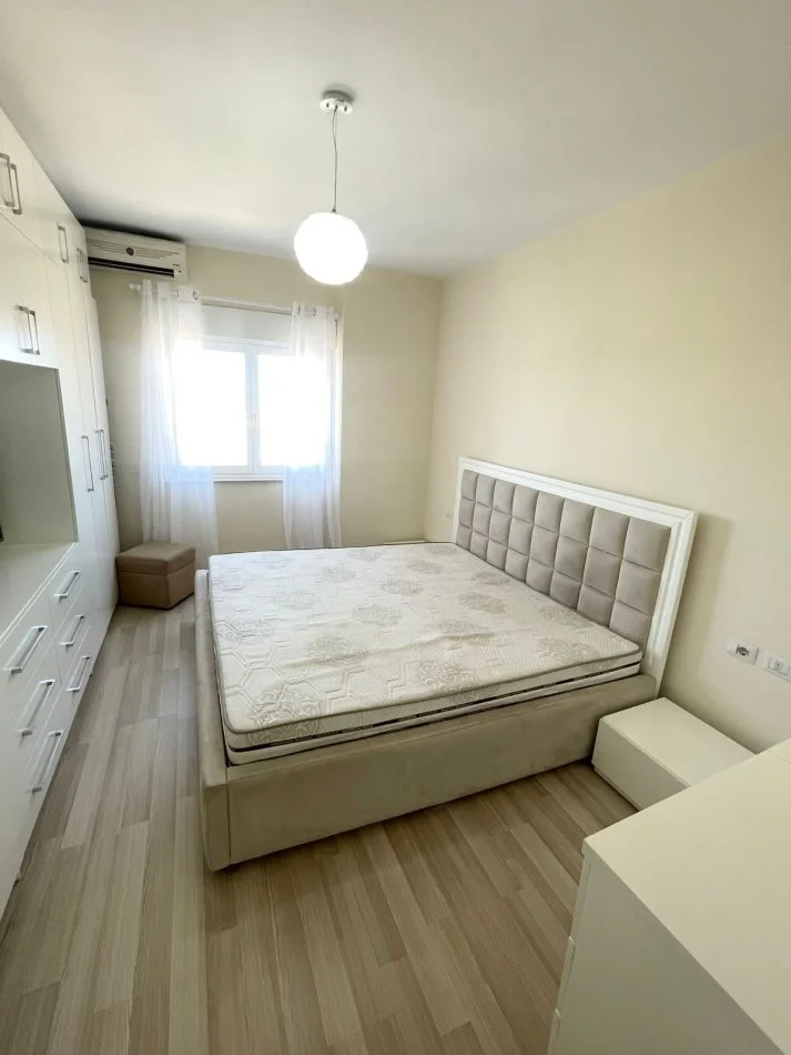 Tirane, jepet me qera apartament 2+1 , 100 m² 1.000 € 