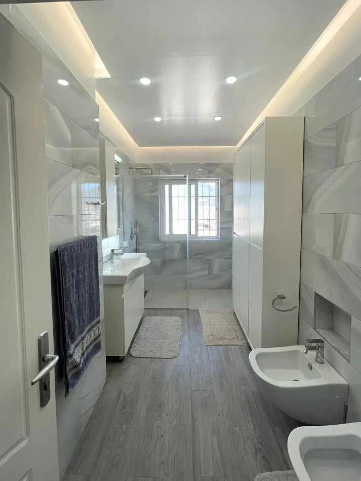 Tirane, jepet me qera apartament 2+1 , 100 m² 1.000 € 