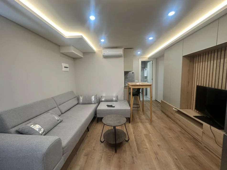 Tirane, jepet me qera apartament 1+1 , 67 m² 600 € (PRANE TOPTANI SHOPPING CENTRE)