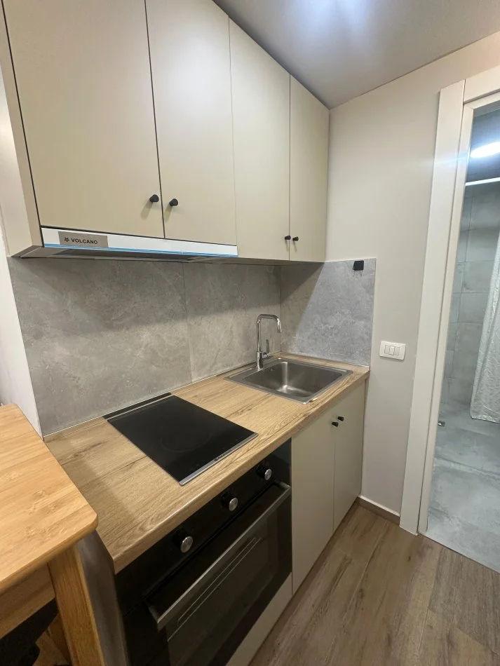 Tirane, jepet me qera apartament 1+1 , 67 m² 600 € (PRANE TOPTANI SHOPPING CENTRE)