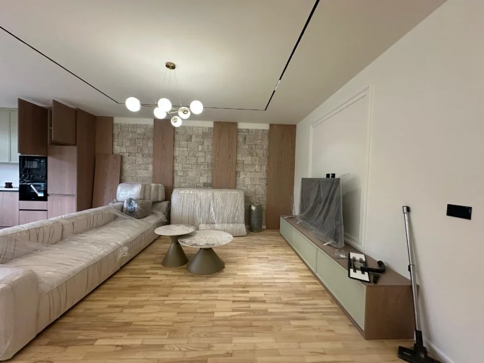 Tirane, jepet me qera 2+1 Kati 8, 115 m² 1.200 € (TEK KOPESHTI BOTANIK)