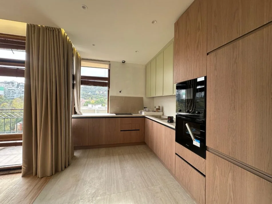 Tirane, jepet me qera 2+1 Kati 8, 115 m² 1.200 € (TEK KOPESHTI BOTANIK)