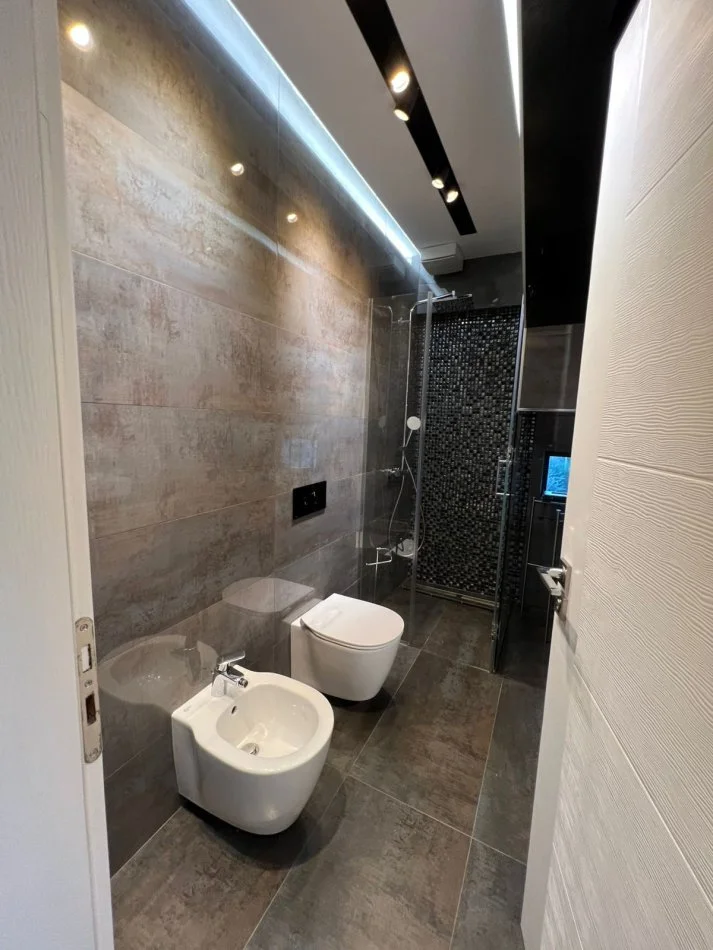 Tirane, jepet me qera 3+1+Ballkon Kati 0, 107 m² 2.000 € 