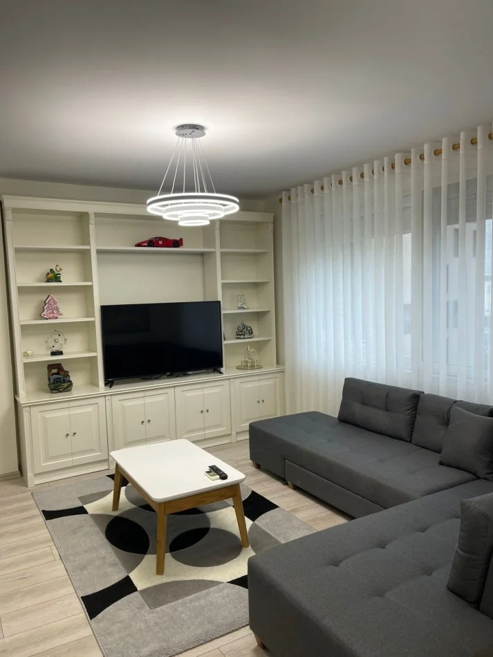 Tirane, jepet me qera apartament 1+1+Aneks+Ballkon Kati 9, 71 m² 900 € 