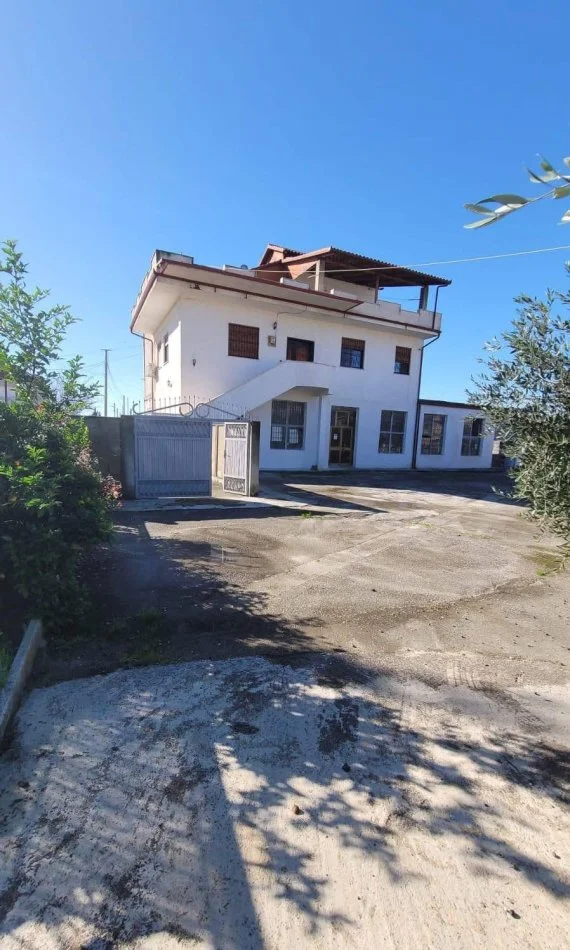 Kavaje, shitet shtepi 3+1+Aneks+Ballkon Kati 2, 878 m² 300.000 € (Kavaje)