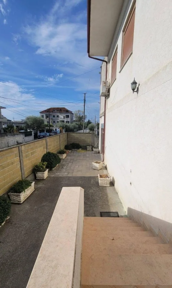 Kavaje, shitet shtepi 3+1+Aneks+Ballkon Kati 2, 878 m² 300.000 € (Kavaje)