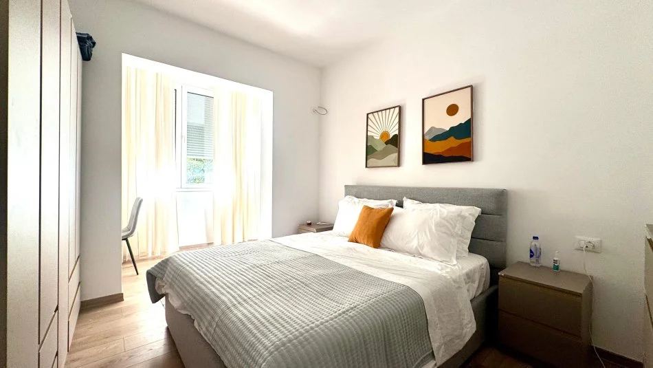 Tirane, jepet me qera apartament 2+1 Kati 3, 95 m² 800 € (RRUGA DURRESIT PRANE KAFE FLORA)