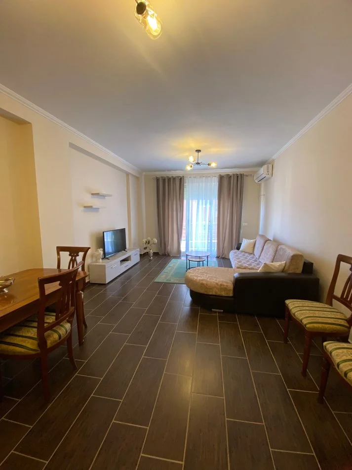 Tirane, jepet me qera apartament 2+1+Ballkon Kati 4, 110 m² 500 € (Yzberisht)