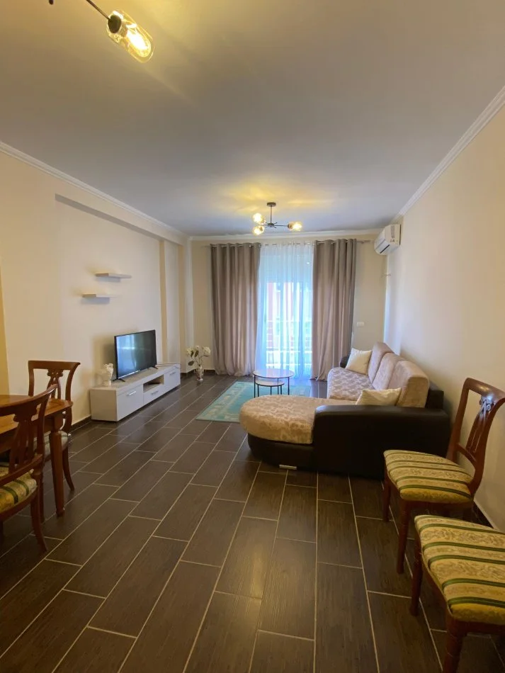 Tirane, jepet me qera apartament 2+1+Ballkon Kati 4, 110 m² 500 € (Yzberisht)