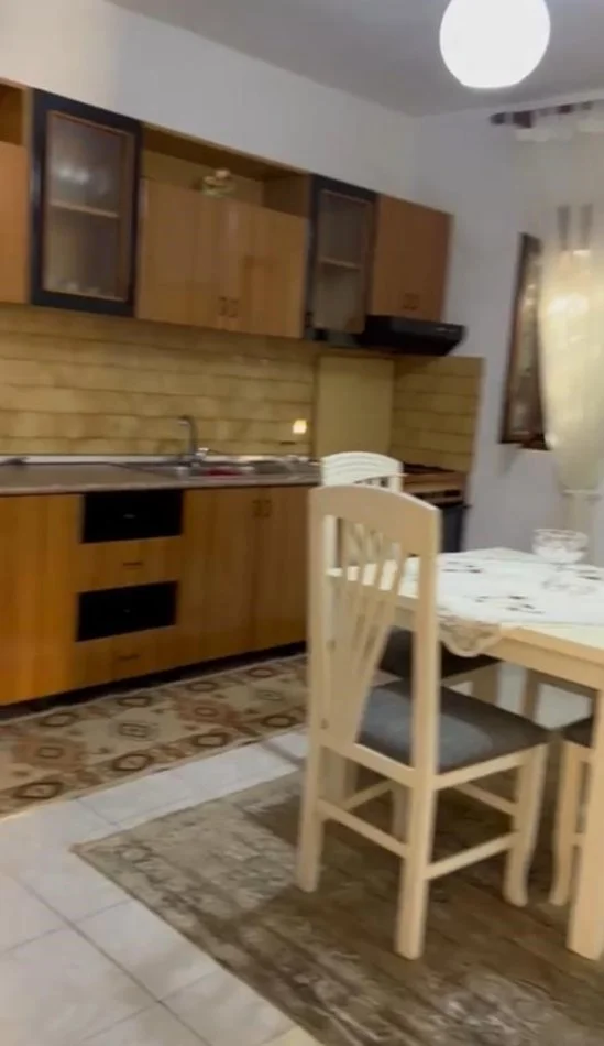 Tirane, jepet me qera apartament 2+1 Kati 1, 90 m² 500 € 