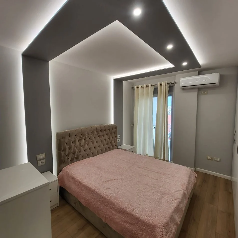 Tirane, jepet me qera apartament 1+1+Ballkon Kati 3, 65 m² 550 € (Liqeni i Thate)