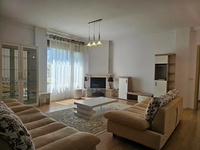 Tirane, jepet me qera Vile 4+1+Ballkon Kati 1, 344 m² 2.500 € (Teg)