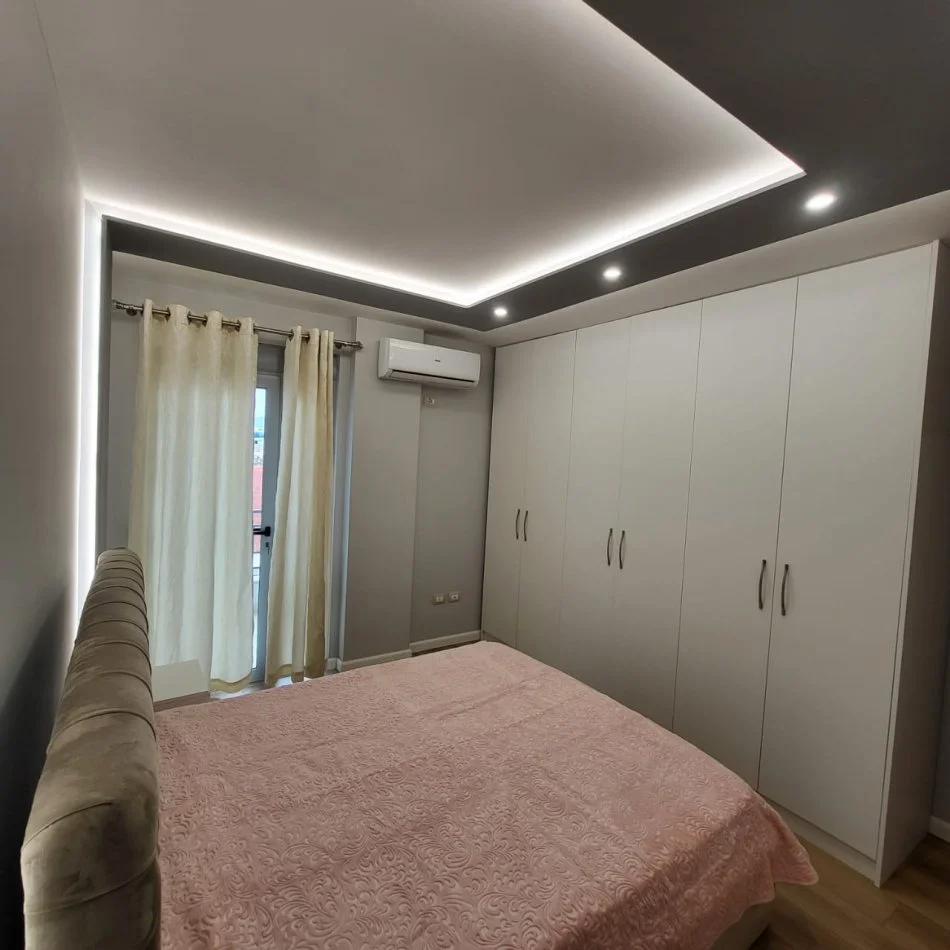 Tirane, jepet me qera apartament 1+1+Aneks+Ballkon Kati 3, 65 m² 550 € 