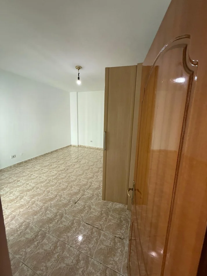 Tirane, shitet apartament 3+1+Aneks+Ballkon Kati 4, 120 m² 248.000 € 