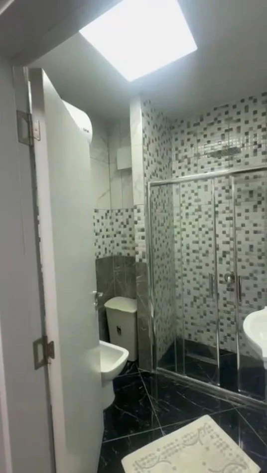 Tirane, jepet me qera apartament 2+1+Ballkon , 95 m² 700 € (Zog i Zi)
