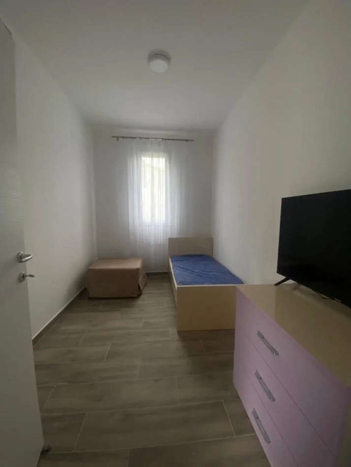 Tirane, jepet me qera apartament 1+1 Kati 3, 110 m² 500 € (LIQENI I THATE)