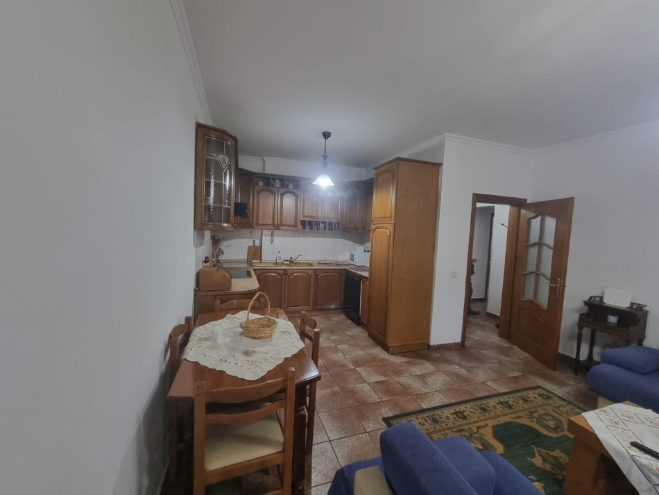 Tirane, jepet me qera apartament 2+1 Kati 8, 100 m² 600 € (SELVIA)