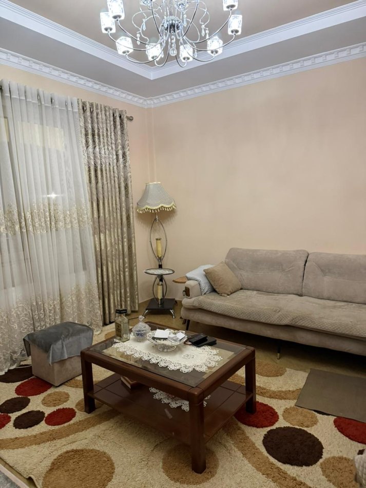 Tirane, jepet me qera apartament 3+1+Ballkon Kati 3, 220 m² 500 € (Porcelan)