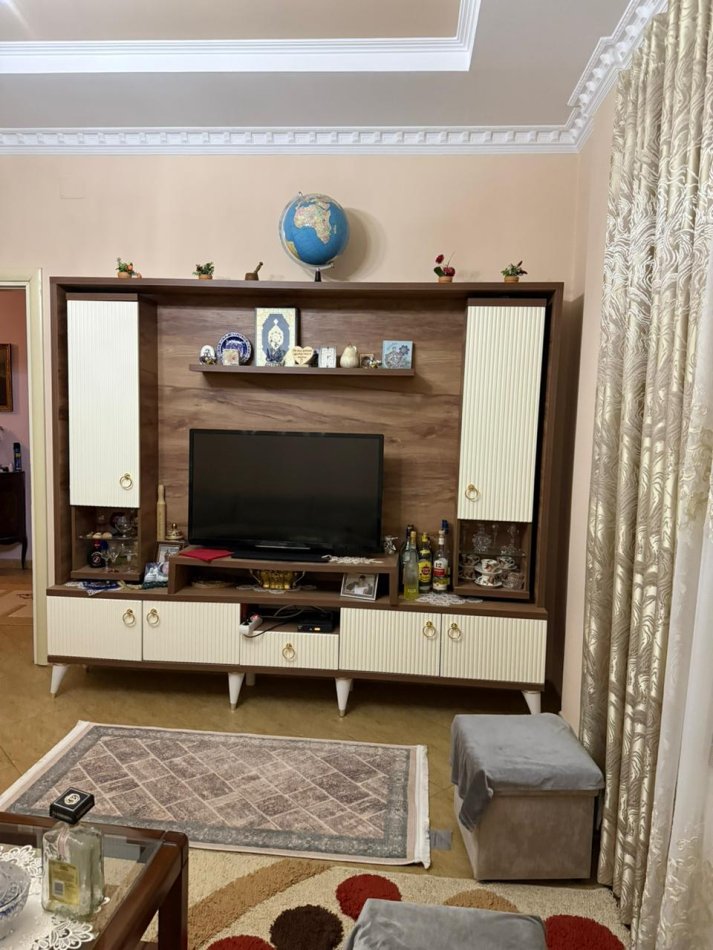 Tirane, jepet me qera apartament 3+1+Ballkon Kati 3, 220 m² 500 € (Porcelan)