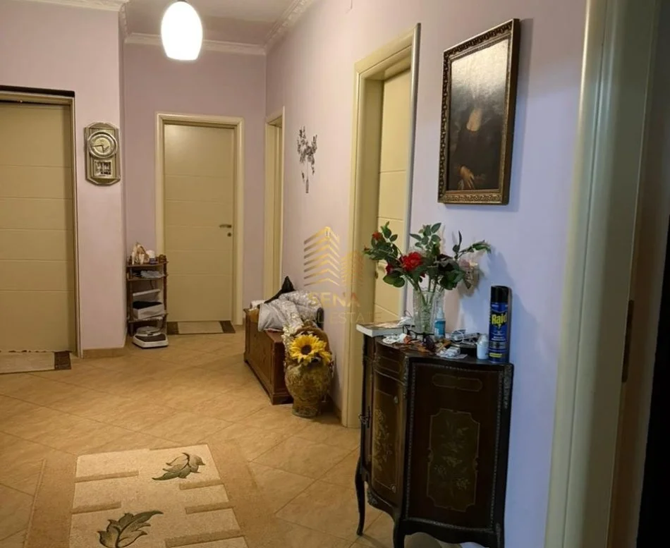 Tirane, jepet me qera shtepi 3+1+Ballkon Kati 3, 220 m² 450 € (Rruga Marie Kraja)