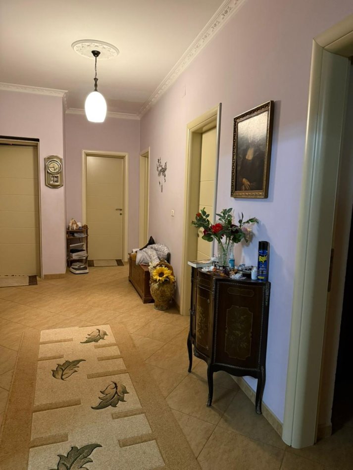 Tirane, jepet me qera apartament 3+1+Ballkon Kati 3, 220 m² 500 € (Porcelan)