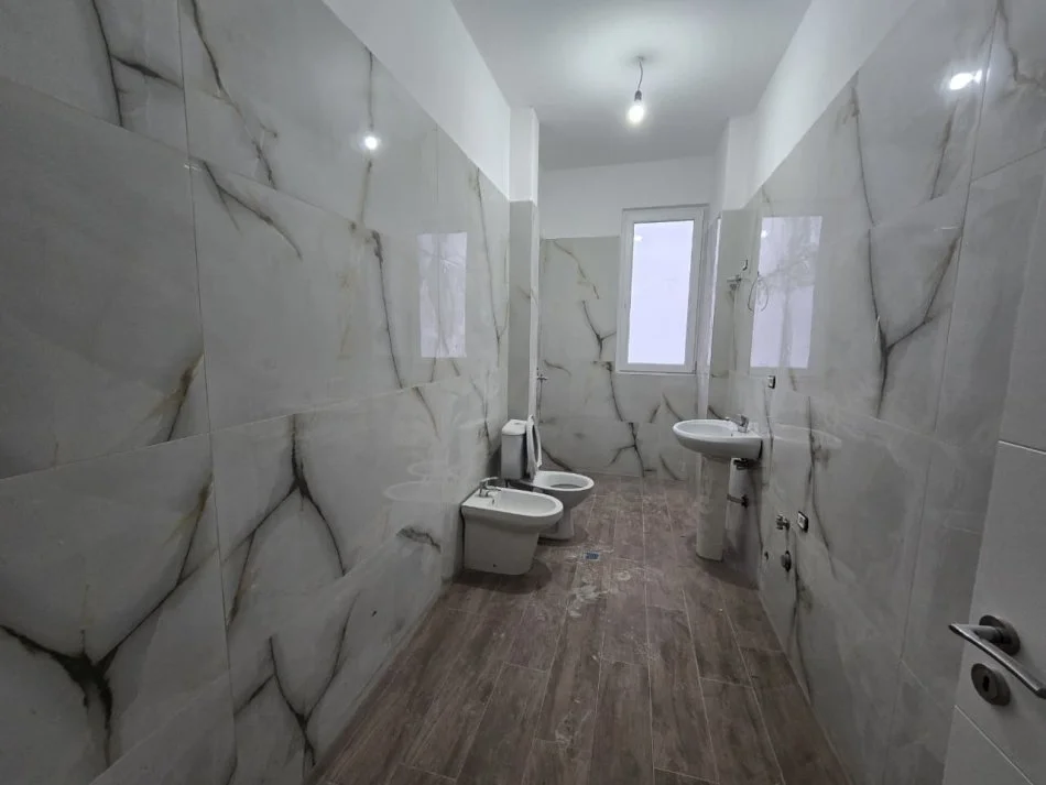 Tirane, shitet apartament 1+1+Ballkon Kati 3, 90 m² 121.000 € (BULEVARDI I RI)