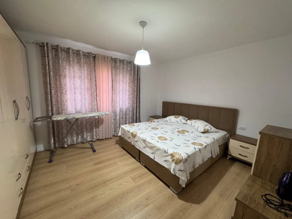 Tirane, jepet me qera apartament 1+1 Kati 1, 450 € 