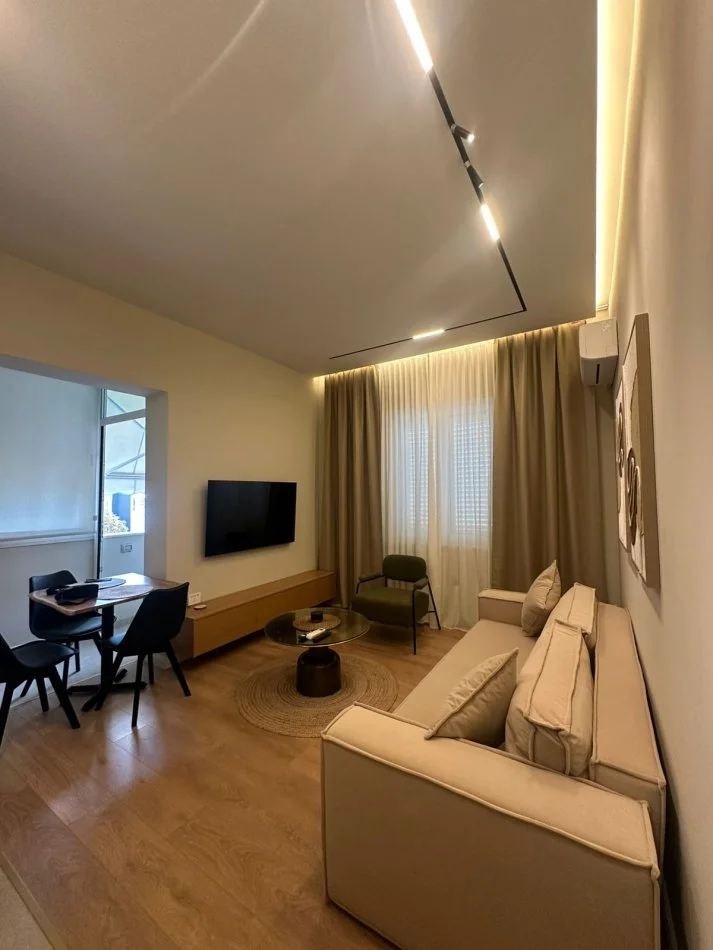 Tirane, jepet me qera apartament 1+1 Kati 4, 65 m² 700 € (RRUGA E BARRIKADAVE)