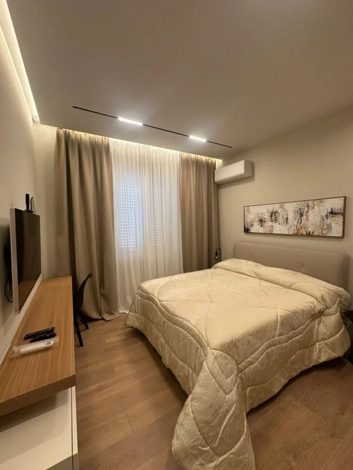 Tirane, jepet me qera apartament 1+1 Kati 4, 65 m² 700 € (RRUGA E BARRIKADAVE)