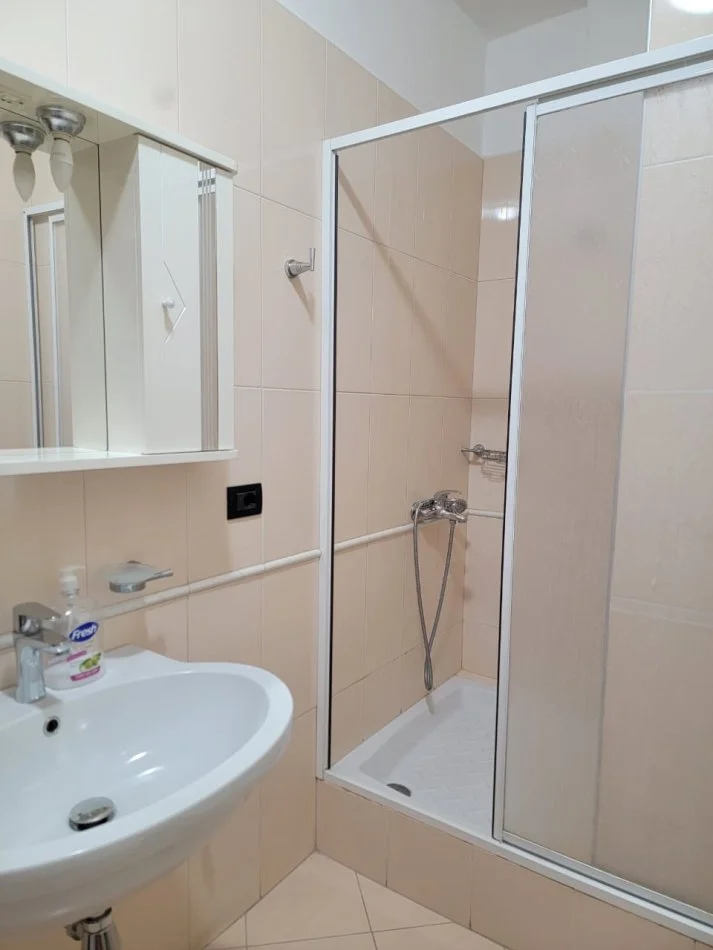 Tirane, jepet me qera 2+1 , 130 m² 900 € (KOMUNA E PARISIT)