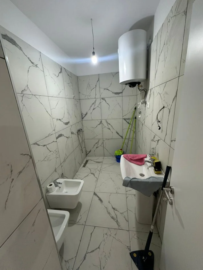Tirane, jepet me qera apartament 1+1 Kati 2, 65 m² 400 € (UNIVERS CITY QTU)