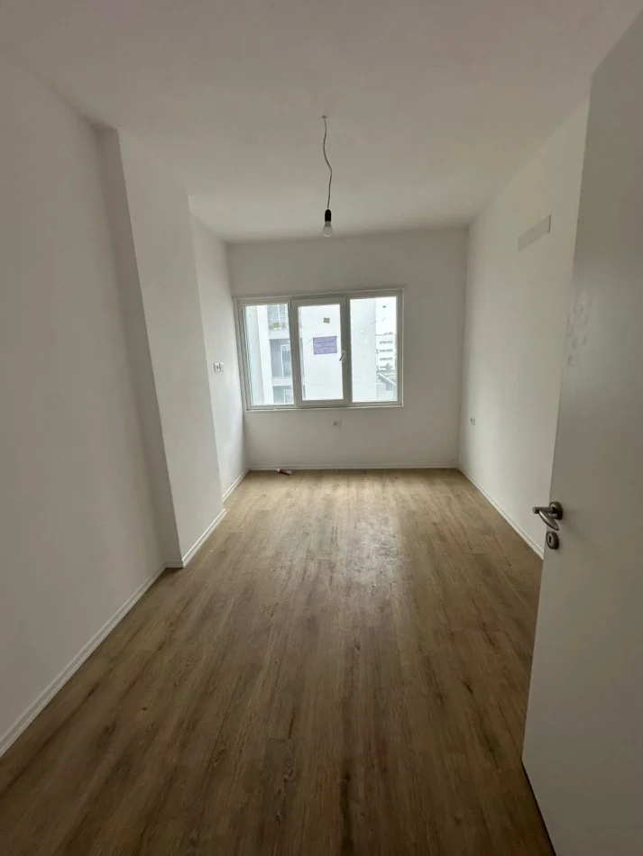Tirane, jepet me qera apartament 1+1 Kati 3, 65 m² 350 € (UNIVERS CITY)