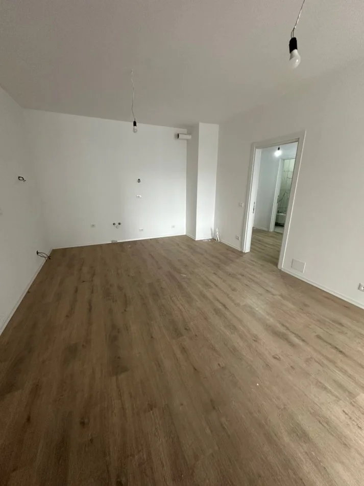 Tirane, jepet me qera apartament 1+1 Kati 3, 65 m² 350 € (UNIVERS CITY)
