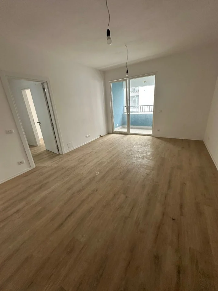 Tirane, jepet me qera apartament 1+1 Kati 3, 65 m² 350 € (UNIVERS CITY)