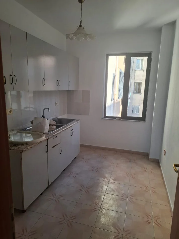 Tirane, shitet apartament 2+1+Ballkon , 98 m² 171.000 € (Rruga e Kavajes)