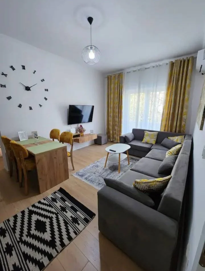 Tirane, jepet me qera apartament 2+1+Ballkon Kati 2, 100 m² 820 € (Rruga e Kavajes)