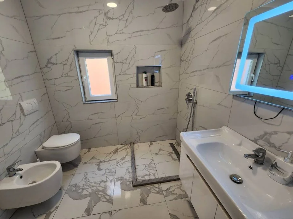 Tirane, jepet me qera apartament 2+1+Ballkon Kati 2, 100 m² 820 € (Rruga e Kavajes)