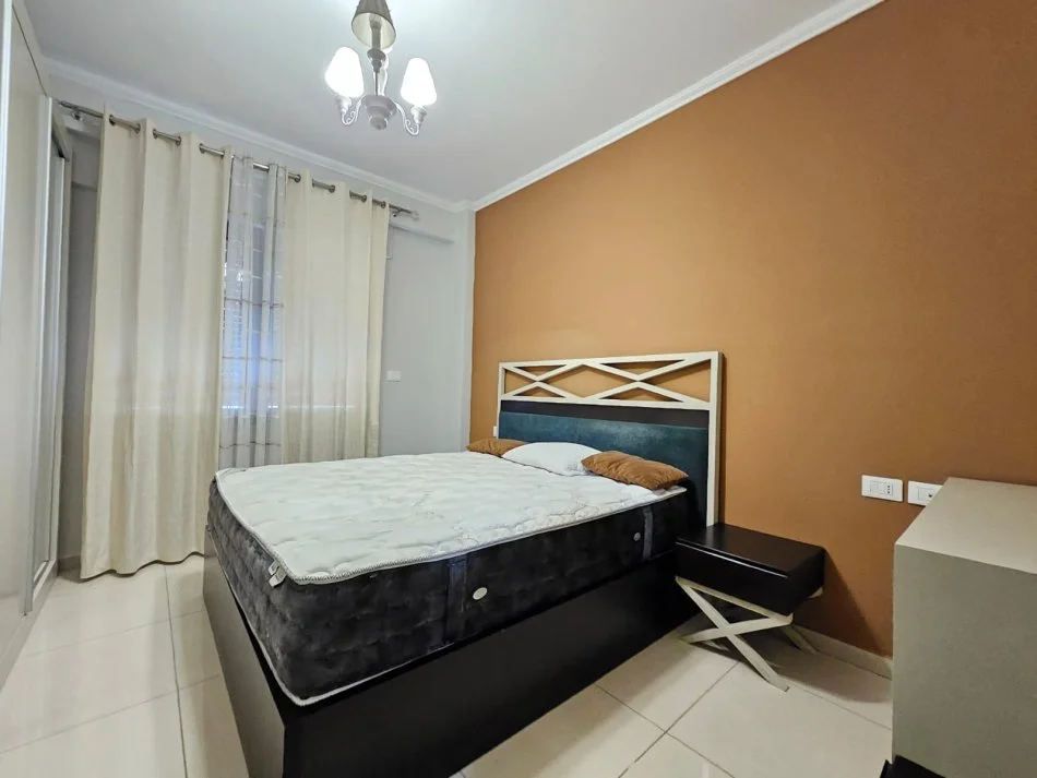 Tirane, jepet me qera apartament 1+1+Ballkon Kati 4, 70 m² 750 € (Delijorgji)